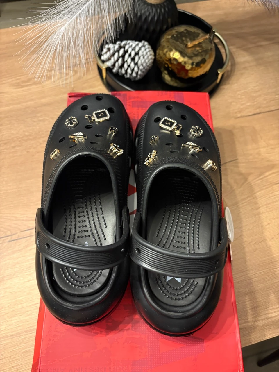 Zapatos XTI negros estilo Crocs con dijes – Talla 41 – Nuevos con etiqueta – photo 4